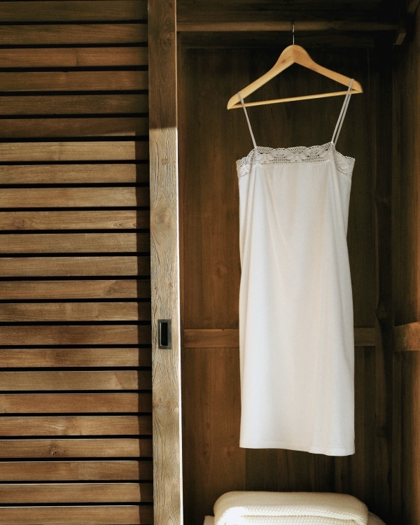 Не удивляйтесь, но белая «ночнушка» на выход