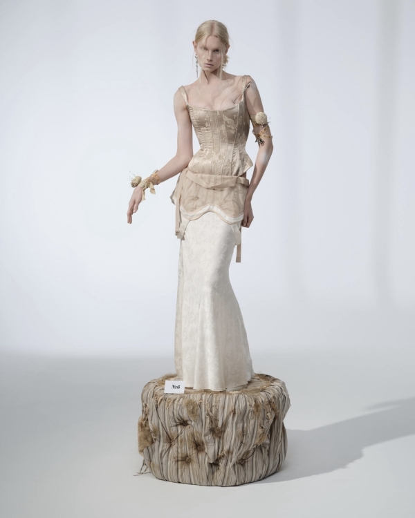 Из черного в бежевый: новая готика —