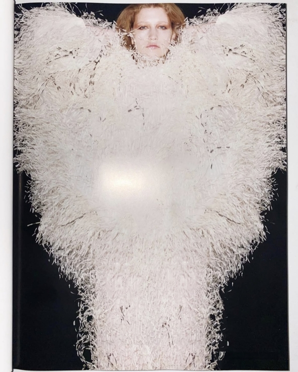 Утепляемся: что надеть невестам поверх свадебного платья