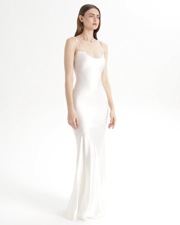 Не удивляйтесь, но белая «ночнушка» на выход