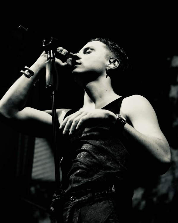 Почему все влюбились в Ваню Дмитриенко?