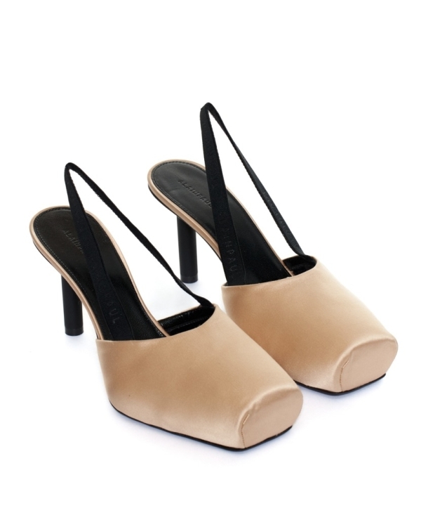 Из черного в бежевый: новая готика —