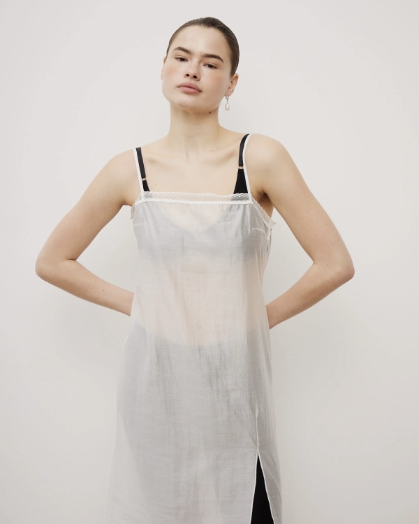 Не удивляйтесь, но белая «ночнушка» на выход