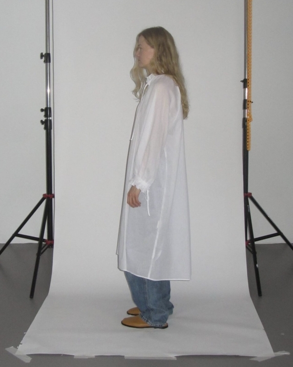 Не удивляйтесь, но белая «ночнушка» на выход