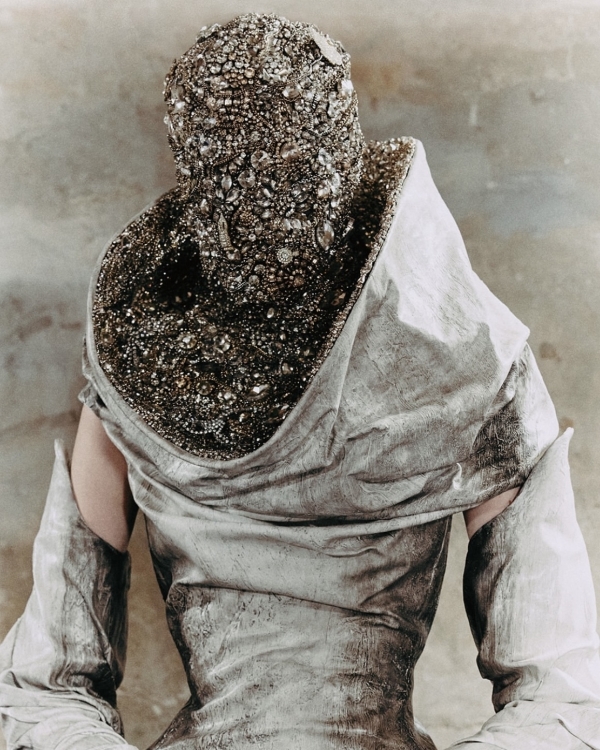 Из черного в бежевый: новая готика —