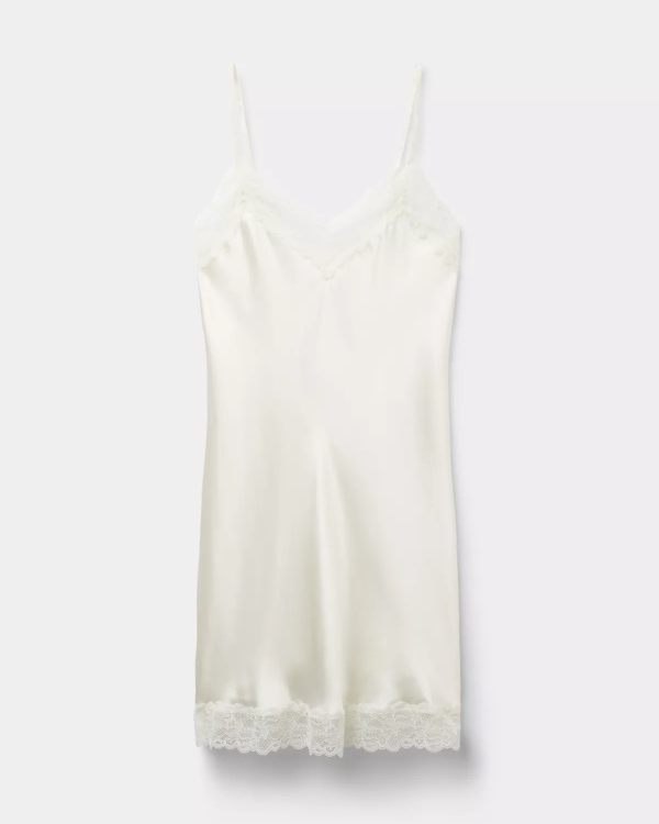 Не удивляйтесь, но белая «ночнушка» на выход