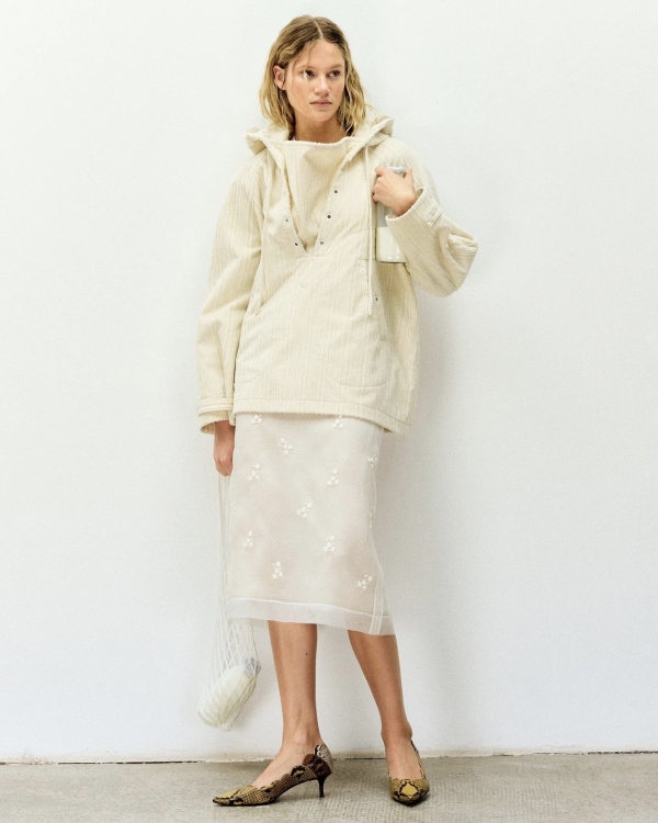 Утепляемся: что надеть невестам поверх свадебного платья