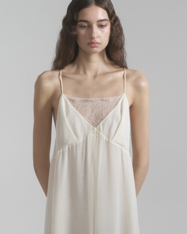 Не удивляйтесь, но белая «ночнушка» на выход