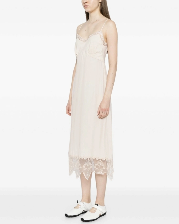 Не удивляйтесь, но белая «ночнушка» на выход