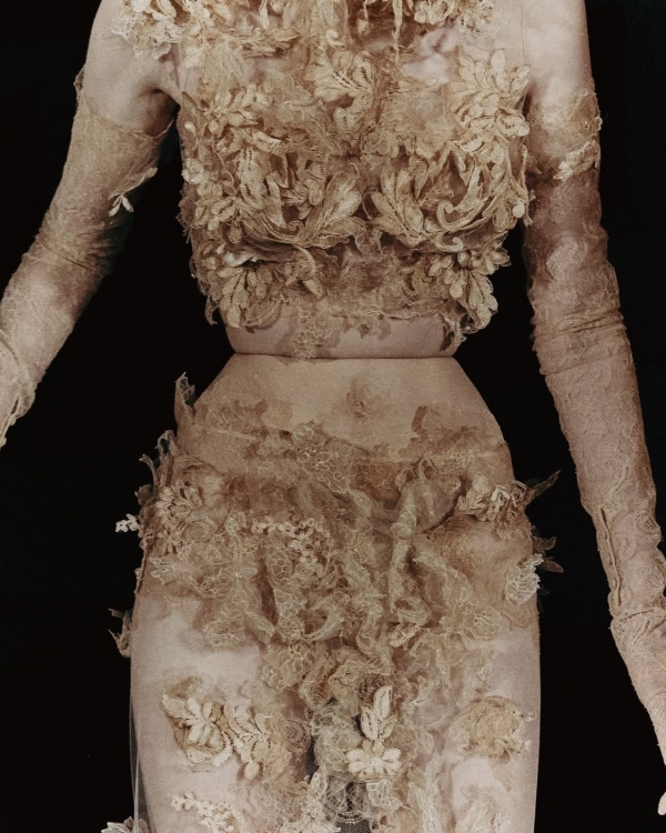 Из черного в бежевый: новая готика —