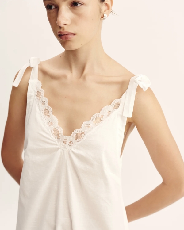 Не удивляйтесь, но белая «ночнушка» на выход