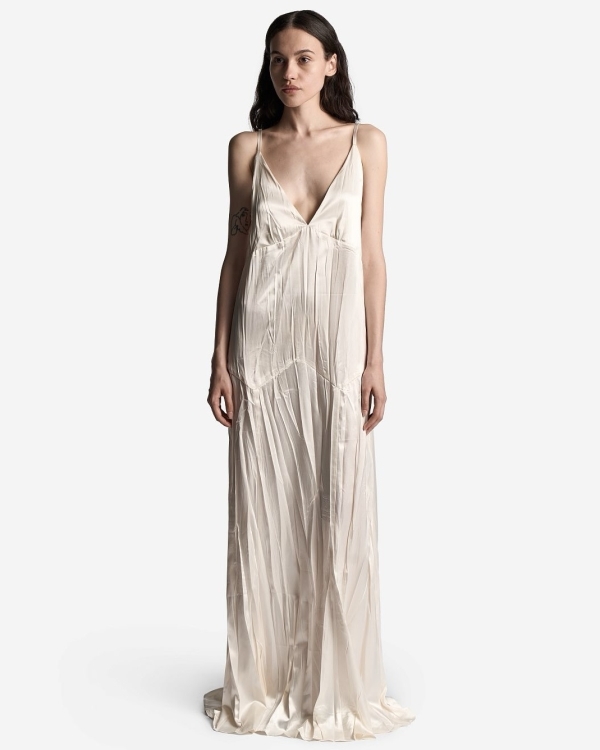 Не удивляйтесь, но белая «ночнушка» на выход