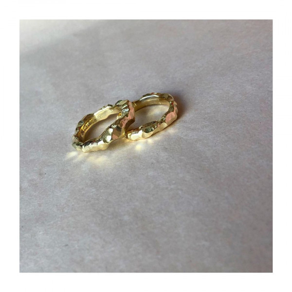 Обручальные кольца из «грубого» золота — выбор