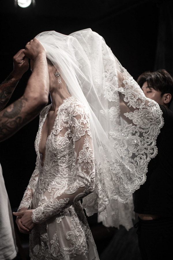 Как надеть фату: 3 модных способа