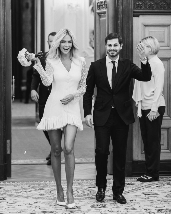 Виктория Лопырева выбирает свадебное платье в салоне