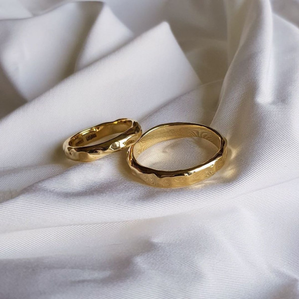 Обручальные кольца из «грубого» золота — выбор