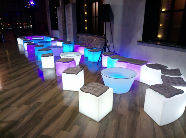 Светящаяся мебель — тренд в свадебном декоре