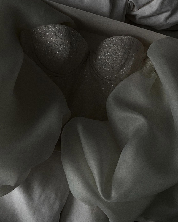 Где искать идеальный белый корсет?