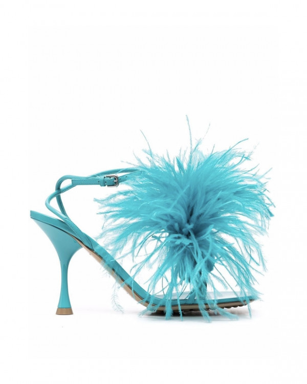 Акцент на перья: смелые образы для невесты