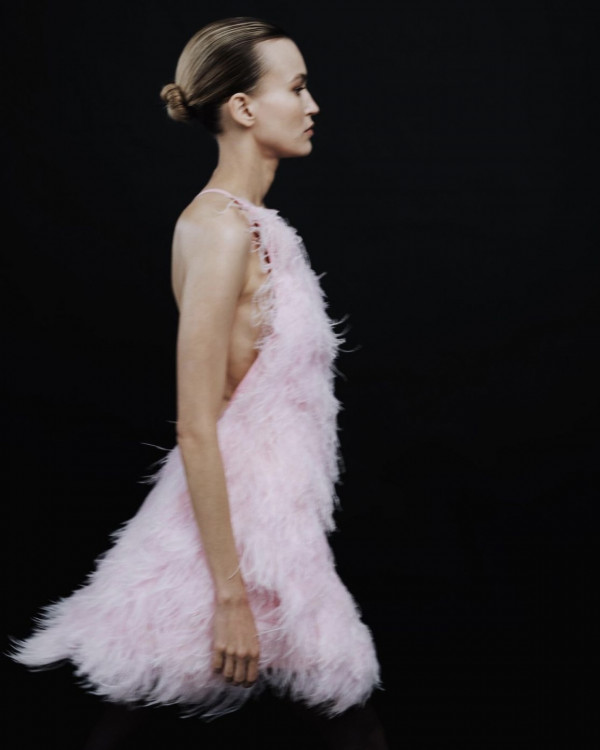 Акцент на перья: смелые образы для невесты