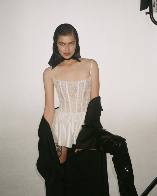 Где искать идеальный белый корсет?