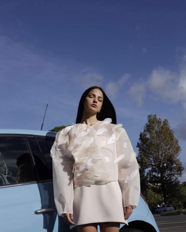 Акцент на перья: смелые образы для невесты