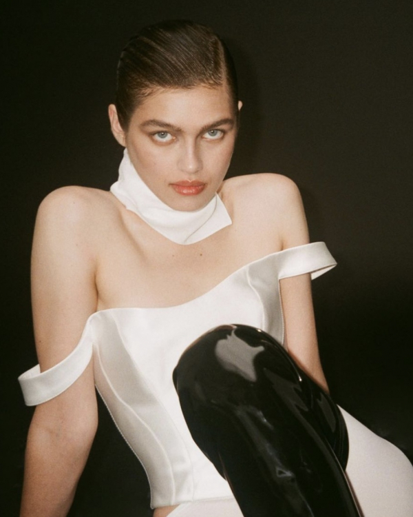 Где искать идеальный белый корсет?