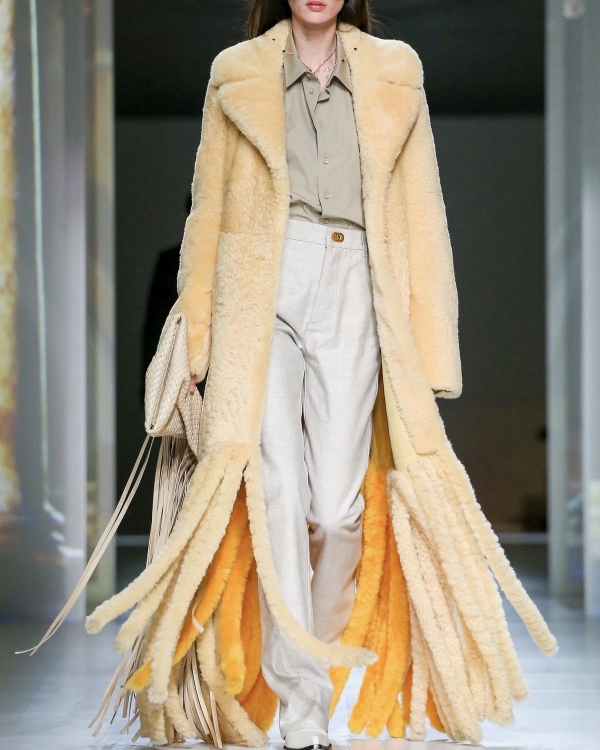 16 цветных шуб из экомеха