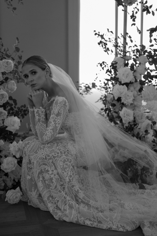 Классическая свадебная история с цветочным оформлением