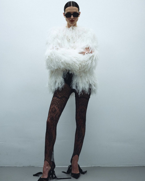 Акцент на перья: смелые образы для невесты