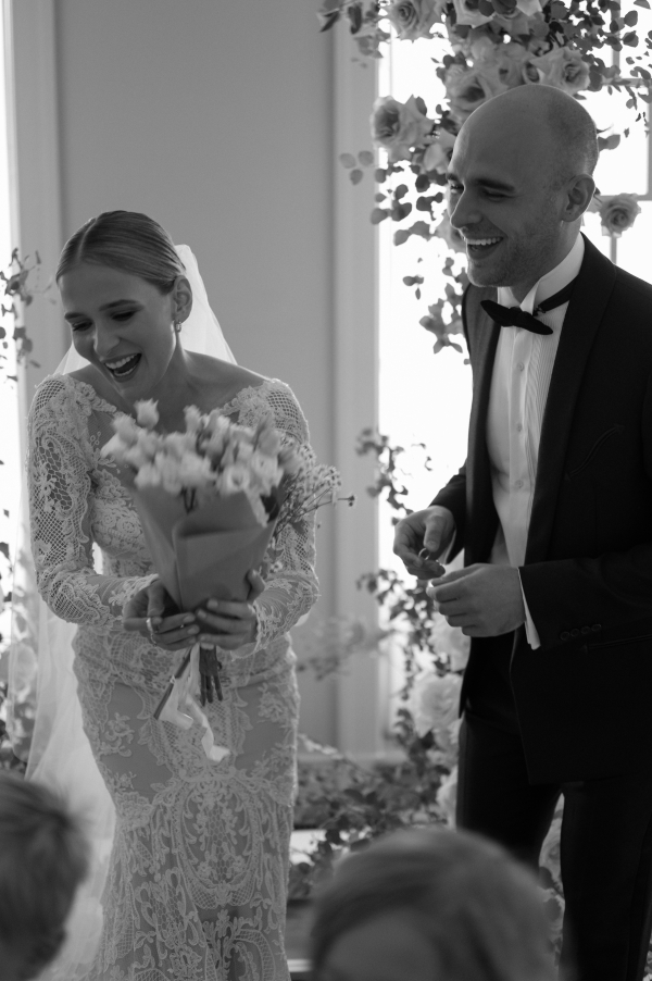 Классическая свадебная история с цветочным оформлением