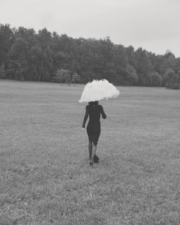 Акцент на перья: смелые образы для невесты