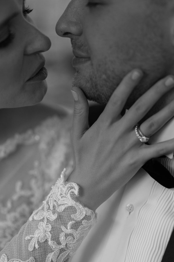 Классическая свадебная история с цветочным оформлением