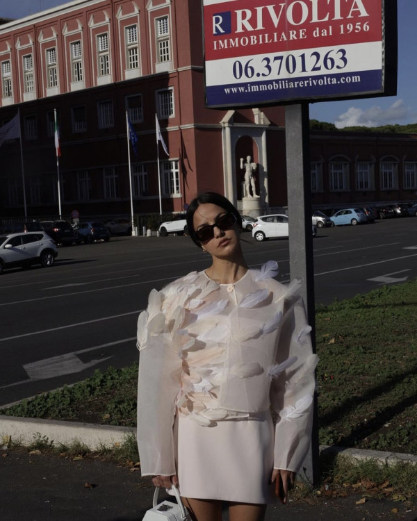 Акцент на перья: смелые образы для невесты