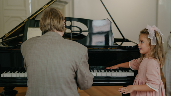 Классическая свадебная история с цветочным оформлением