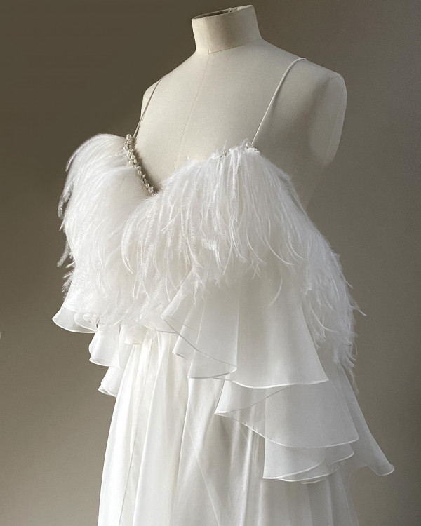 Акцент на перья: смелые образы для невесты