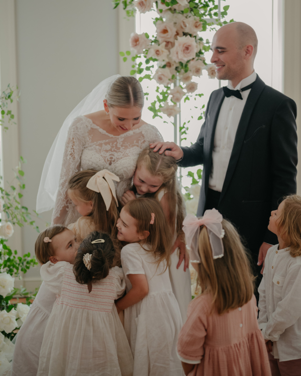 Классическая свадебная история с цветочным оформлением