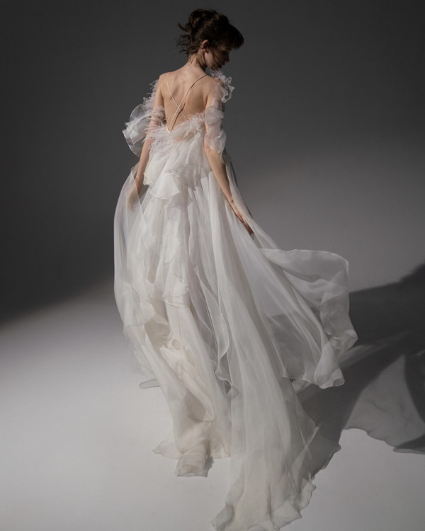 Акцент на перья: смелые образы для невесты