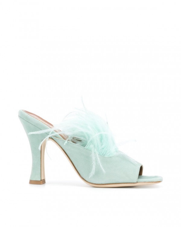 Акцент на перья: смелые образы для невесты