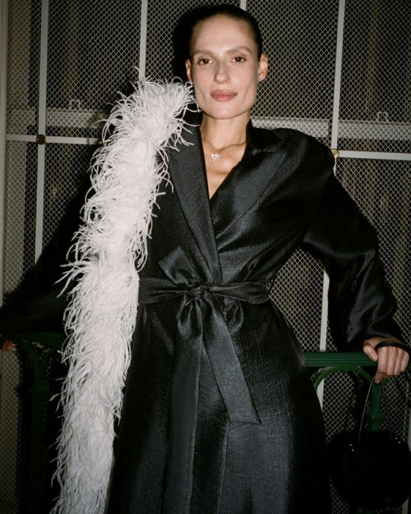 Акцент на перья: смелые образы для невесты