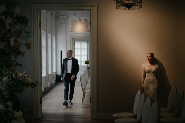 Классическая свадебная история с цветочным оформлением