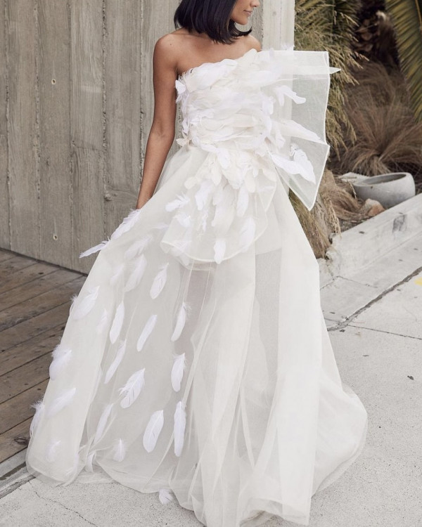 Акцент на перья: смелые образы для невесты