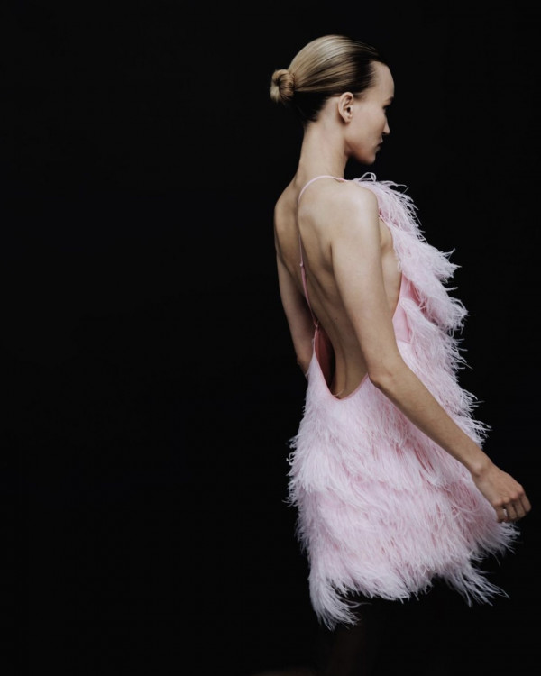 Акцент на перья: смелые образы для невесты