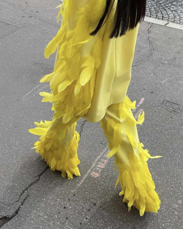 Акцент на перья: смелые образы для невесты