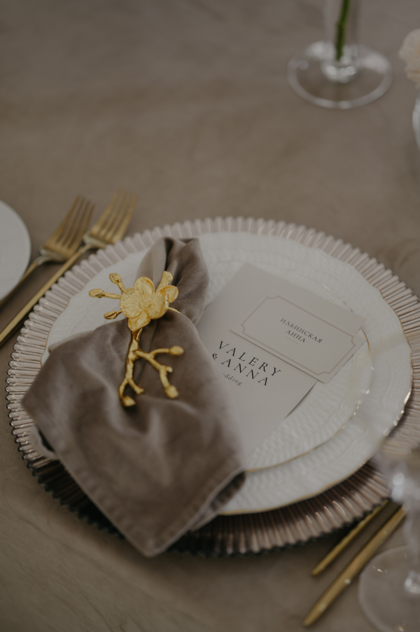 Классическая свадебная история с цветочным оформлением