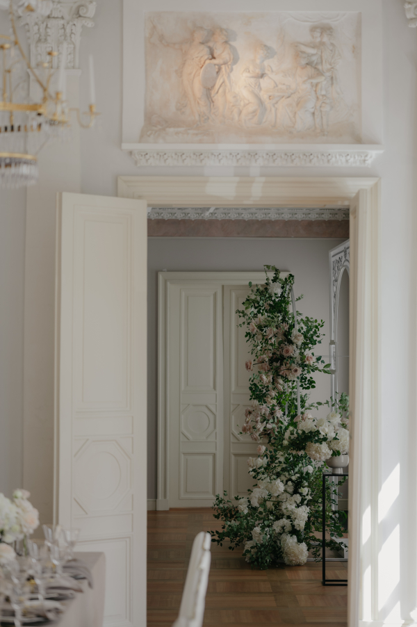 Классическая свадебная история с цветочным оформлением