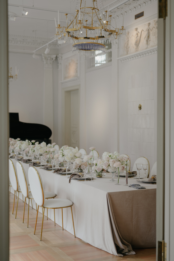 Классическая свадебная история с цветочным оформлением