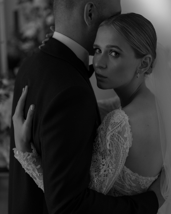 Классическая свадебная история с цветочным оформлением