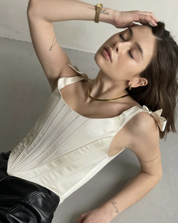 Где искать идеальный белый корсет?