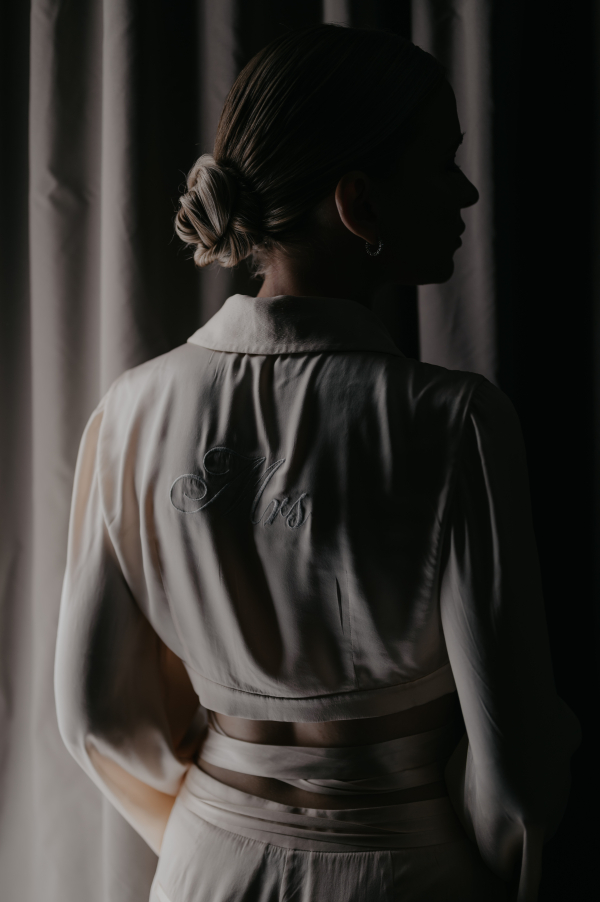 Классическая свадебная история с цветочным оформлением